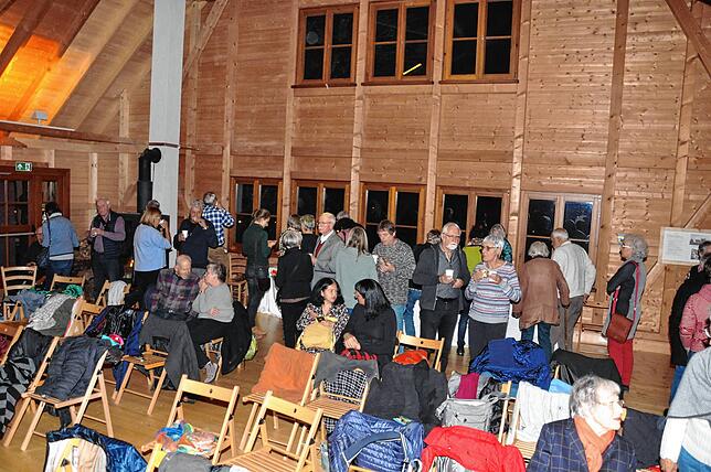 Zopf und ein Gläschen Glühwein (im Winter) laden in den Pausen zum gepflegten Smalltalk ein.