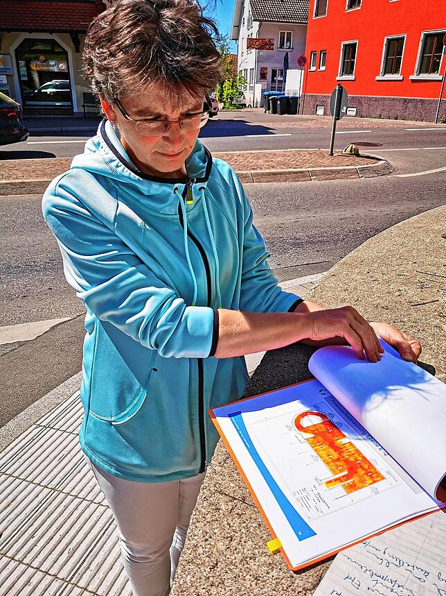 Monika Schneider vom Markdorfer Stadtbauamt zeigt eine Grafik vom Boden des unteren Decks des Parkhauses Bischofsschloss. Je dunkler die ...