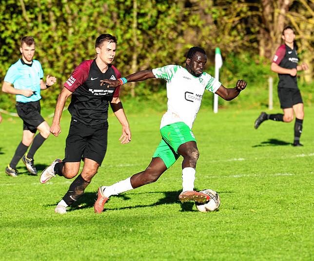 Alieu Sarr (rechts) vom DJK Donaueschingen im Duell mit Neustadts Tom Rommler.