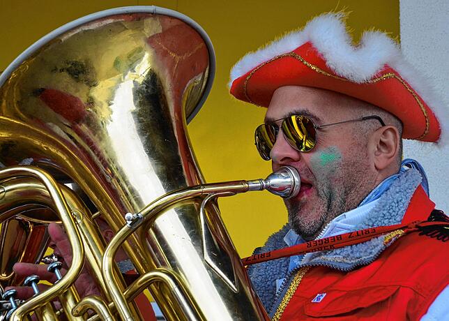 Mittags wurde dann in Hepbach der Narrenbaum abgeholt, den der Vermessungstrupp dann auf dem Leimbacher Festplatz aufstellte.