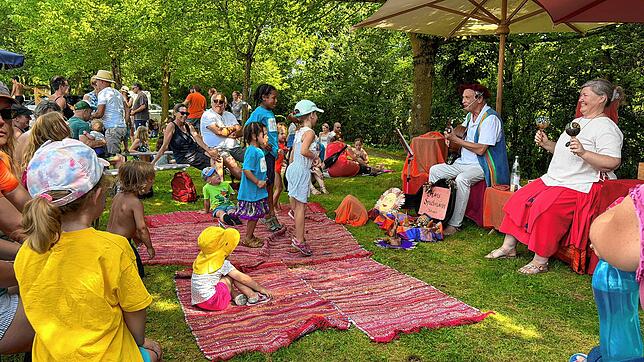 Kinderliedermacher aus Tübingen brachte die Kinder zum Mitmachen und zum Tanzen.