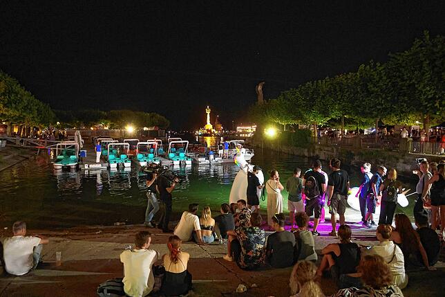 Bild 5: Seenachtfest 2024: Party auf dem Festgelände. Hier sorgen DJs und Bands für Stimmung bei den Gästen