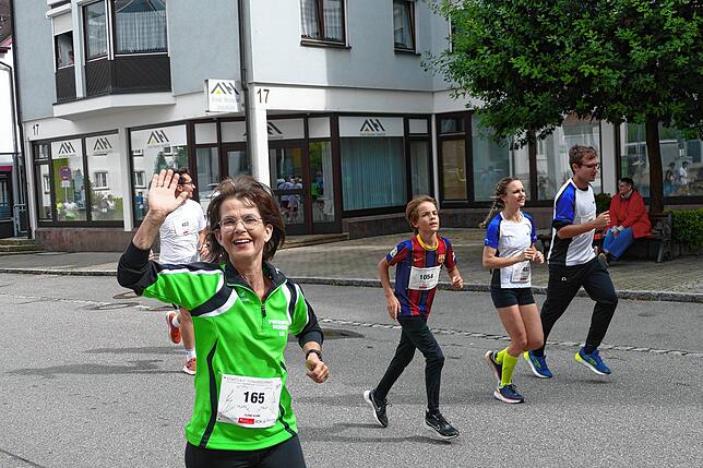 Bild 26: Donaueschingen schnürt die Laufschuhe. Schutzengellauf für den guten Zweck bringt 11000 Euro ein.