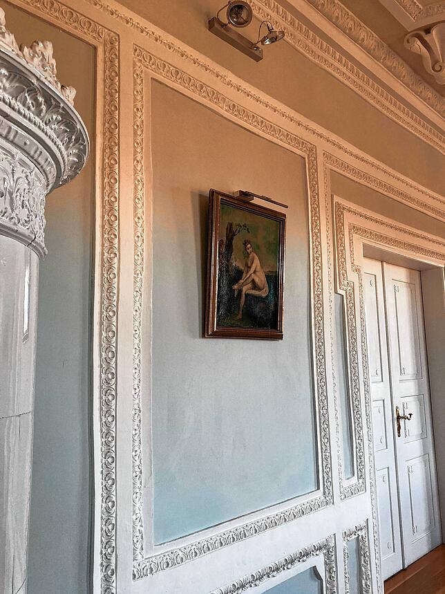 Der Stuck an der Wand wurde mit Pinsel vorsichtig gesäubert.