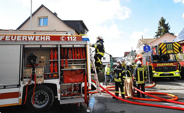 Neben den hauptamtlichen Kräfte der Wache waren auch Freiwillige Feuerwehrleute der Züge Petershausen und Wollmatingen im Einsatz.