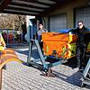Ralf Wiedemann, Winterdienst-Einsatzleiter (links) und Ferdi Cihan, Leiter der Technischen Betriebe stehen neben Winterdienst-Aufsätzen ...