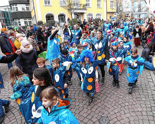 Bild 8: Hunderte Nachwuchsnarren starten beim Donaueschinger Kinderumzug