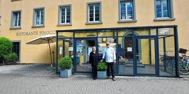Sylvia und Maurizio Canestrini vor dem Ristorante Pinocchio in der Laube. Am Samstag ist das Haus ein letztes Mal geöffnet.