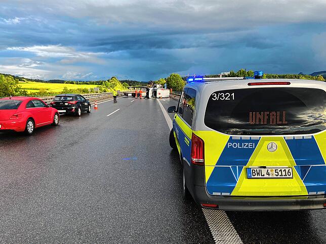 Die Polizei musste den Verkehr auf der A 81 für mehrere Stunden immer wieder voll- beziehungsweise teilweise sperren.