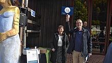 Die künstlerische Leiterin des Symposiums Christel Steier und Bernd Ruderisch, einer der Väter des Symposiums, mit Bieterkarten. Bilder: ...