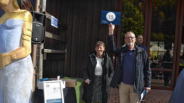 Die künstlerische Leiterin des Symposiums Christel Steier und Bernd Ruderisch, einer der Väter des Symposiums, mit Bieterkarten. Bilder: ...