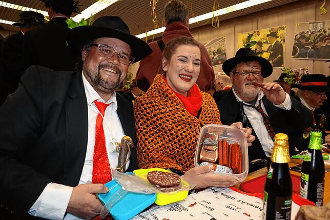 Von links: Die Wälder Michael und Yasmin Maisl zu Tisch mit Heiko Detmers.