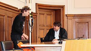 Der junge Angeklagte mit seinem Rechtsbeistand im Landgericht Rottweil: Der 19-Jährige aus dem Kreis Tuttlingen soll im August 2024 in ...