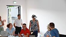 In der Sitzung des Gemeinderates von Unterkirnach besteht für Gemeinderäte und Zuhörer unter Anleitung von John Mohr (stehend links), ...