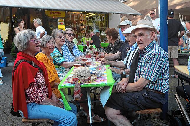 Diese lustige Rentnergruppe dreht den Spieß um und singt selbst „Liebe kleine Schwarzwaldmarie“.