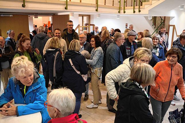Dicht an dicht drängten sich die Bermatinger am Mittwochabend im Foyer des Dorfgemeinschaftshauses, um sich über die kurz zuvor zuende ...