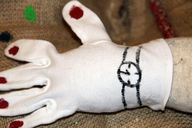Die aufgemalte Armbanduhr symbolisert, das die Fasnet zeitlich begrenzt ist und die Fasnetpuppe um Mitternacht beim Wechsel zum ...