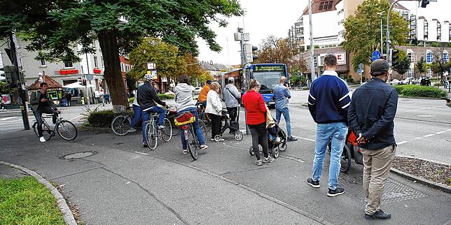 Viel zu eng: Fußgänger und Radfahrer haben am Ampelübergang viel zu wenig Platz, um zu warten. Sie stehen bereits auf der Radspur. Für ...