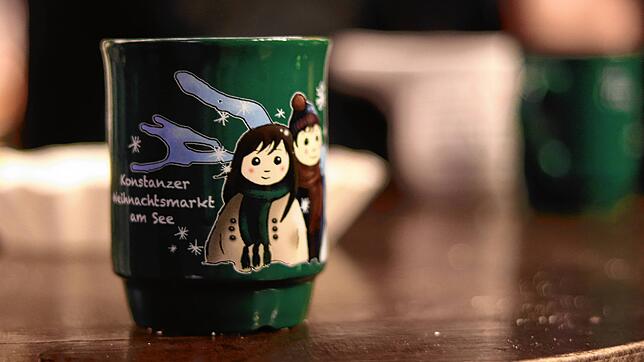 (Archivbild) Was darf auf einem Weihnachtsmarkt nicht fehlen? Na klar, eine heiße Tasse frischer Glühwein. Aber was müssen Besucher ...