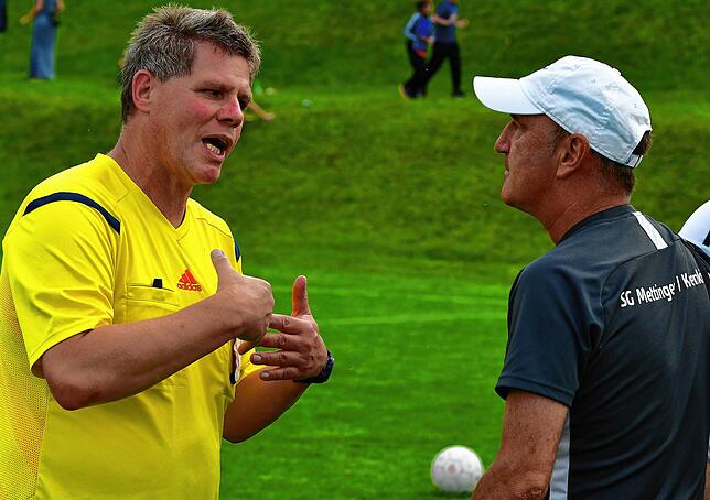 Kritikfähig: Für Uwe Seifert – hier im Gespräch mit Trainer Georg Isele – ist es selbstverständlich, nach Spielende die eine ...