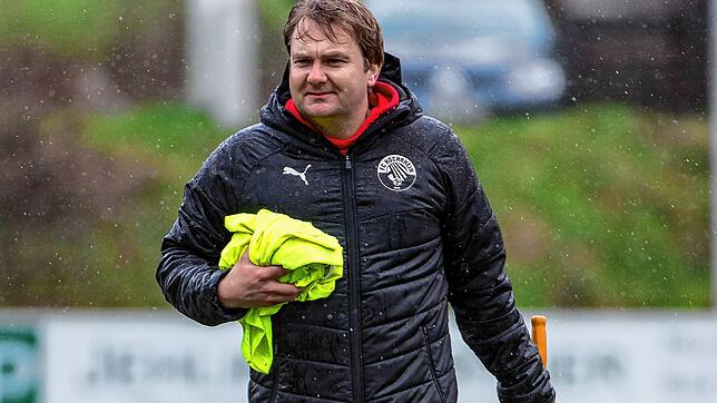 Zusammengepackt: Trainer Tobias Schneider verlässt die Fußballerinnen des FC Hochrhein. Das letzte Heimspiel unter seiner Regie ging mit ...