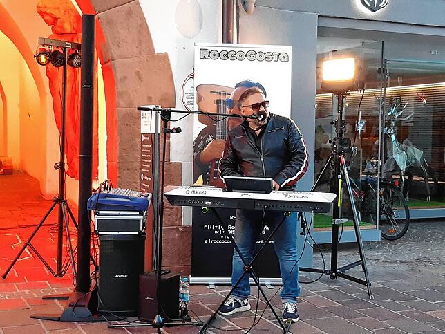 Donnerstag: Gut angekommen ist die Livemusik vor dem Metzgertörle. An zwei Tagen spielte Rocco Costa, wie hier am Donnerstag vor dem ...