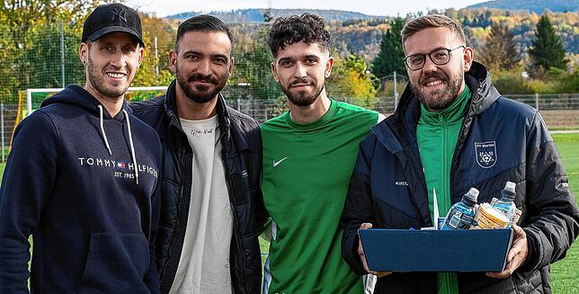Genesungswünsche: Ein Genesungspaket gab es für Yannik Böhler (links) vor dem Spiel des SV Herten gegen den FC Erzingen von Sportchef ...