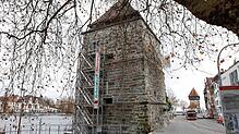 Jetzt mit Gerüst und zweiter Treppe: Die Narrengesellschaft Niederburg kann den Pulverturm nach der kurzfristigen Sperrung durch die ...