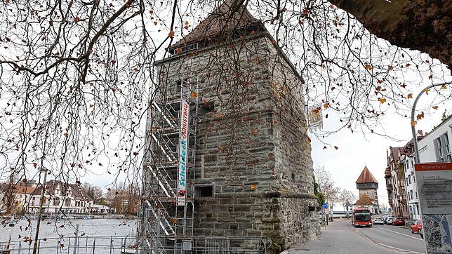 Jetzt mit Gerüst und zweiter Treppe: Die Narrengesellschaft Niederburg kann den Pulverturm nach der kurzfristigen Sperrung durch die ...