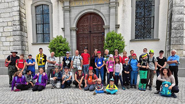 Die Pilgergruppe des Familienzentrums bei ihrem Start in Rheinau. An vier Tagen wanderte die große Gruppe von Lauchringen nach Rheinau, ...