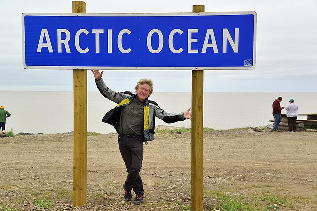 Erinnerungsfoto am Arktischen Ozean in Tuktoyaktuk.