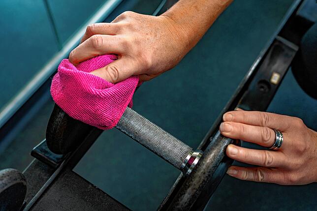 Mit Hochdruck wird alles gereinigt im Fitness-Studio und natürlich desinfiziert.