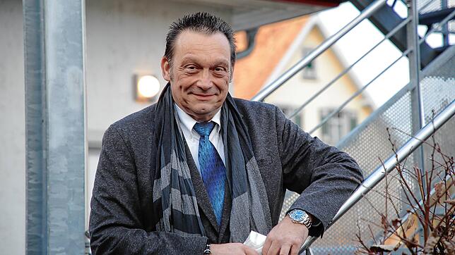 AfD-Kandidat Bernhard Eisenhut vor dem Wahllokal im Kulturpunkt Arlen, wo er auch die Wahl beobachtete. Dabei gab es laut Bürgermeister ...