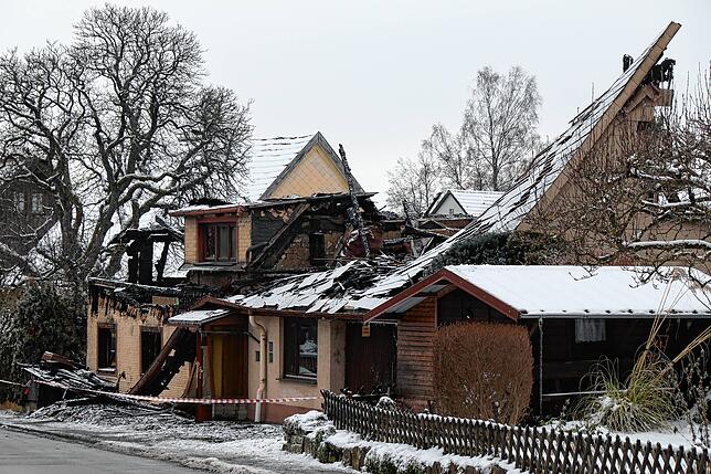 Der Dachstuhl des Hauses ist komplett eingestürzt und niedergebrannt.