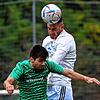 Torloses Derby: Der Laufenburger Eduard Nowak steigt gegen den Zeller Fabrice Neto-Loureiro hoch zum Kopfball.
