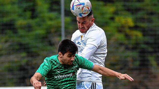 Torloses Derby: Der Laufenburger Eduard Nowak steigt gegen den Zeller Fabrice Neto-Loureiro hoch zum Kopfball.
