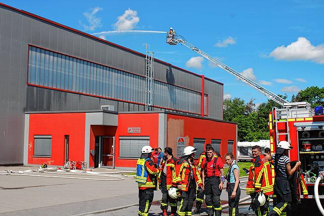 Die Rauchsäulen sind weg, doch die Feuerwehr ist weiter gefordert: Mit der Drohne wird die Lage auf dem Dach geprüft. Von der Drehleiter ...