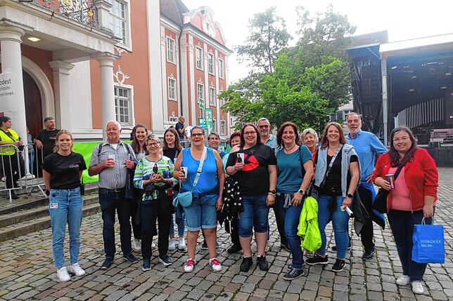 Die Gruppe der Gewinner mit Veranstalterin Michaela Schneider von Allgäu Conderts (links) und SÜDKURIER-Redakteurin Jenna Santini ...