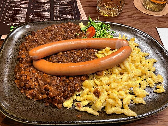 Ein echter Klassiker: Linsen, mit Spätzle und Wienerle.