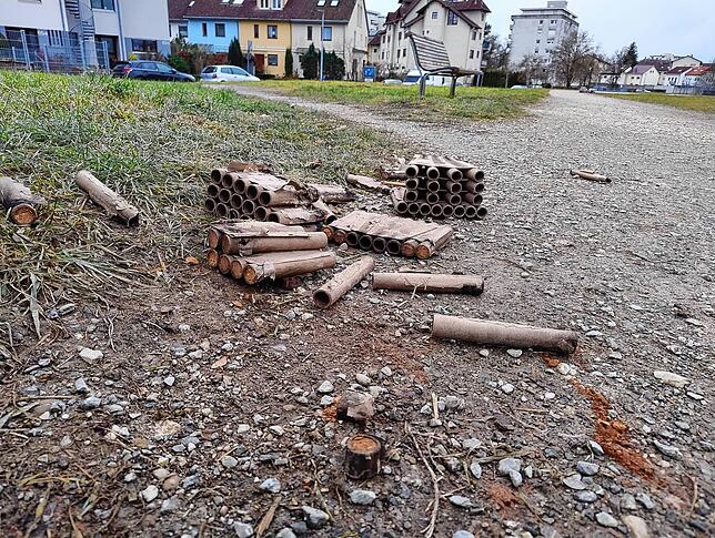 An Wegen und Straßen sind nach Silvester noch die Überbleibsel des Feuerwerks zu finden.
