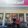 Marktleiter Jens Scholl mit seiner Mitarbeiterin Michaela Meyer, die seit 13 Jahren in dem Laden arbeitet.