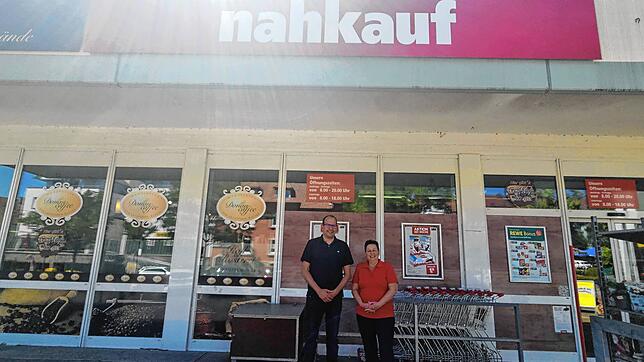 Marktleiter Jens Scholl mit seiner Mitarbeiterin Michaela Meyer, die seit 13 Jahren in dem Laden arbeitet.