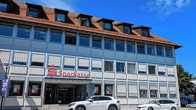Die Sparkasse in Pfullendorf hält weiterhin an ihren zehn bestehenden Geldautomaten fest. Doch die Konkurrenz beginnt bereits mit dem Abbau.
