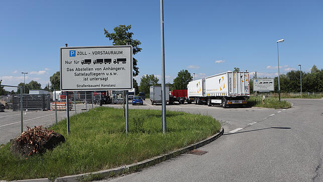 Der Zoll-Vorstauraum im Konstanzer Industriegebiet: Hier verbringen Fahrer einige erholsame Stunden, um dann mit ihrem LKW ...