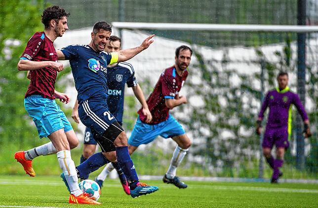 Punkt gesichert: Jannik Jehle (links, gegen Christian Weindl) traf für den SV Albbruck zum 1:1-Endstand im Verfolgerduell gegen den SV ...