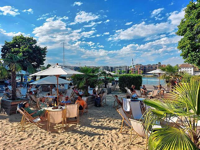 Aber nicht nur das Baden macht am Bodensee Spaß. Auch ein Besuch in einem der Restaurants oder Bars in Seenähe sind was Besonderes. Hier ...