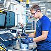 Blick in das ZF-Werk in Schweinfurt. Hier ist es das Unternehmen selbst, dass seine Mitarbeiter auffordert, weniger zu arbeiten.