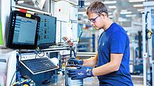 Blick in das ZF-Werk in Schweinfurt. Hier ist es das Unternehmen selbst, dass seine Mitarbeiter auffordert, weniger zu arbeiten.