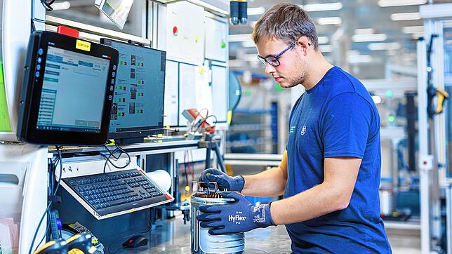 Blick in das ZF-Werk in Schweinfurt. Hier ist es das Unternehmen selbst, dass seine Mitarbeiter auffordert, weniger zu arbeiten.