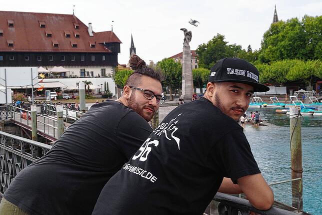 (Archivbild) Yasin und Lupo im Sommer 2018 im Konstanzer Hafen vor dem Konzil. Die beiden bezeichnen sich als „Kinder der Stadt ...